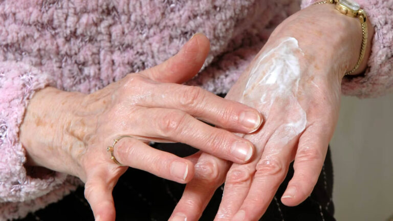Krankgeschriebene Lehrerin Handcreme